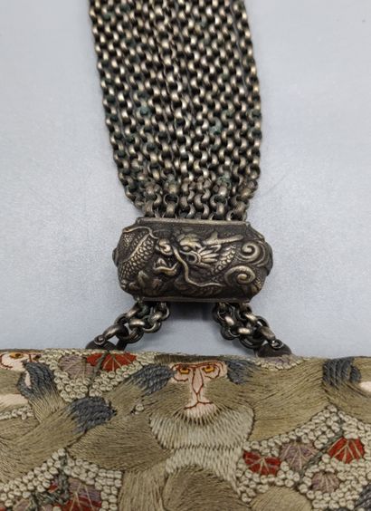 Minaudière en soie brodée à décor de singes...