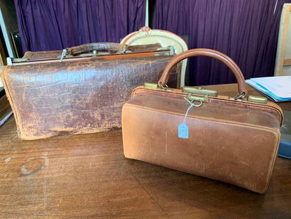 Deux Sacs Baise-en-villle en cuir marron...