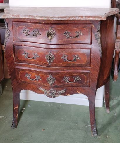 Petite commode de style Louis XV en placage...