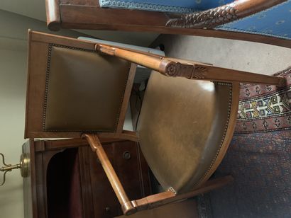 Fauteuil en bois naturel mouluré et sculpté,...