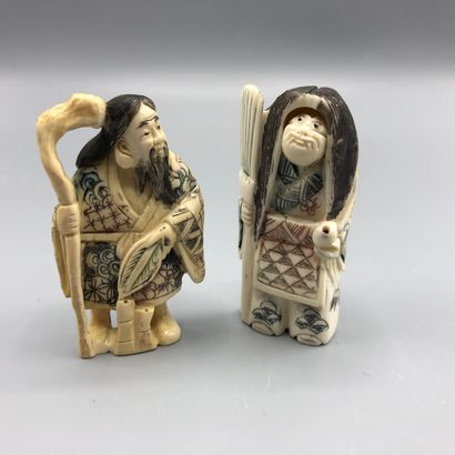 Deux netsuke en ivoire sculpté représentant...