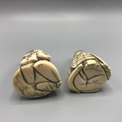 Deux netsuke en ivoire sculpté représentants...