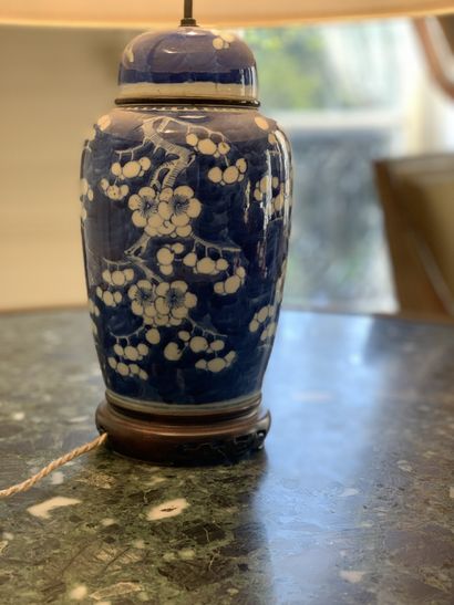 Vase couvert en porcelaine de chine bleu...