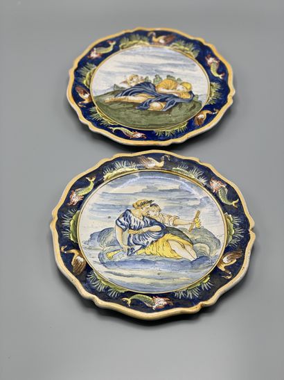 Paire d'assiettes en faïence à décor polychromes...
