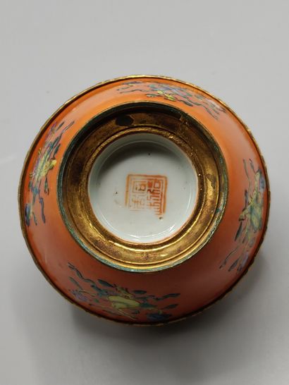 Petit brûle-parfum en porcelaine de Chine...