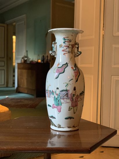 Vase en porcelaine de Chine à décor de personnages...