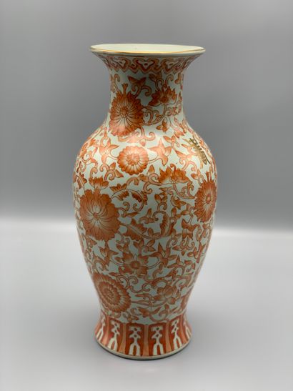 Vase en porcelaine de Chine de forme balustre...