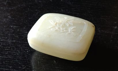 Petite boîte une en jade, le couvercle à...