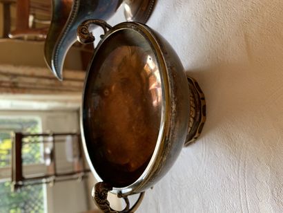 Lot en métal argenté comprenant une saucière...