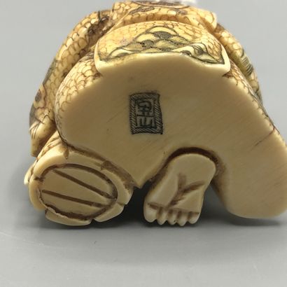 Netsuke en ivoire sculpté représentant un...