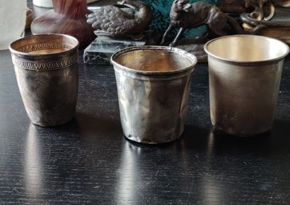 Trois timbales en argent,

Poids : ??