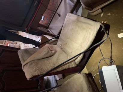 Paire de fauteuils en métal laqué noir courbé.

Circa...