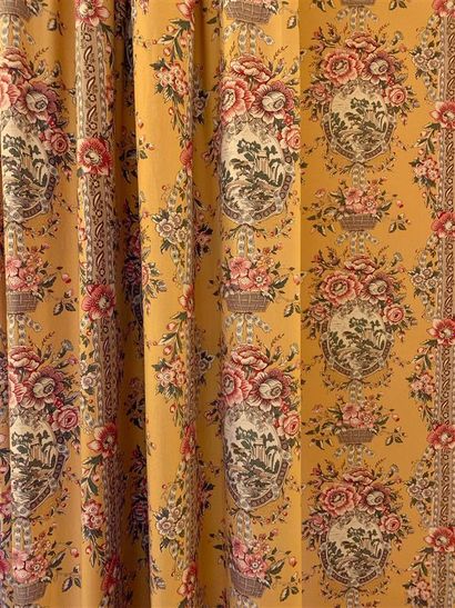 Deux paires de rideaux en coton jaune imprimés...