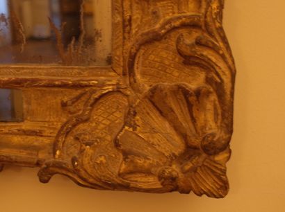 Miroir à parecloses en bois doré et sculpté...