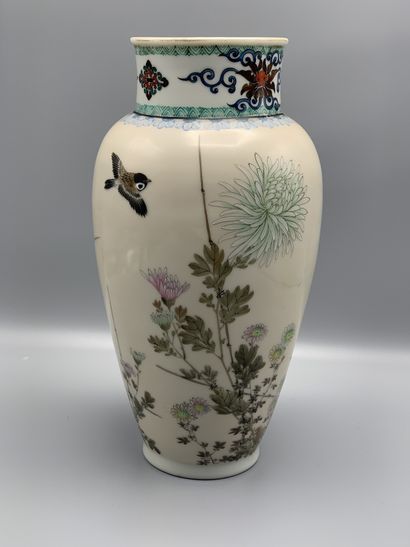 Vase en porcelaine de Chine à décor polychrome...