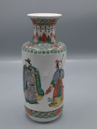 Vase rouleau en porcelaine à décor de quatre...