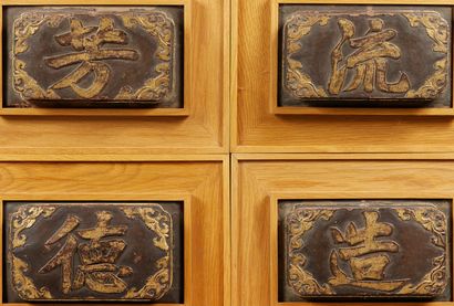 Quatre idéogrammes chinois en bois sculpté...