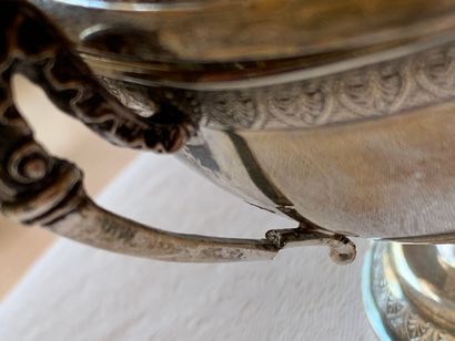 Petit sucrier couvert en argent à décor de...