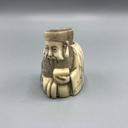Netsuke en ivoire sculpté représentant un...
