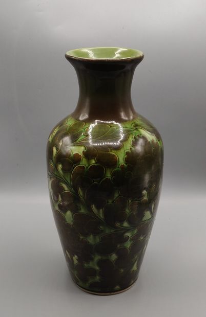 Vase en porcelaine à décor de fleurs marrons...