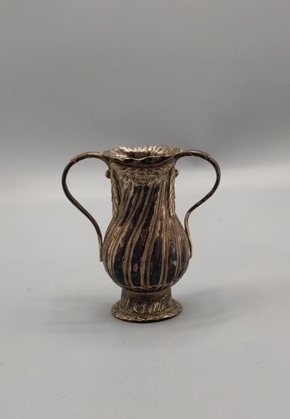 Vase en argent de forme balustre à côtes...