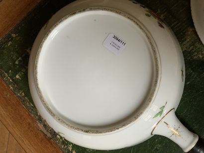 Un poêlon couvert en porcelaine blanche à...