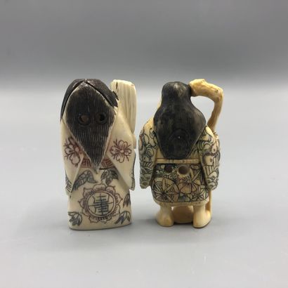 Deux netsuke en ivoire sculpté représentant...