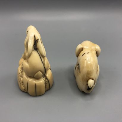 Deux netsuke en ivoire sculpté représentant...
