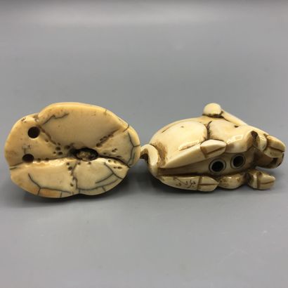 Deux netsuke en ivoire sculpté représentant...