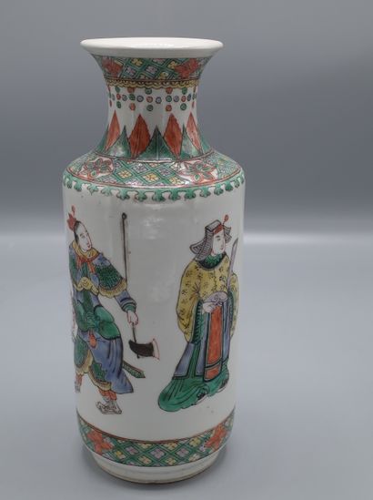 Vase rouleau en porcelaine à décor de quatre...