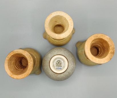 Trois lampes à huile en porcelaine craquelée...