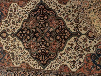 Petit tapis d’orient à décor d’un motif central...