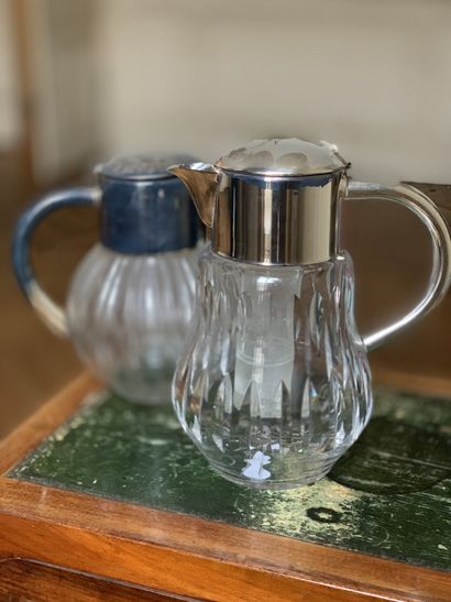 Deux brocs à orangeade en verre monté en...
