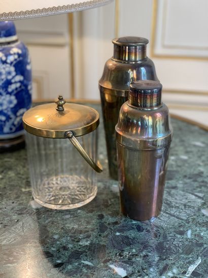 Deux shakers en métal argenté de hauteurs...
