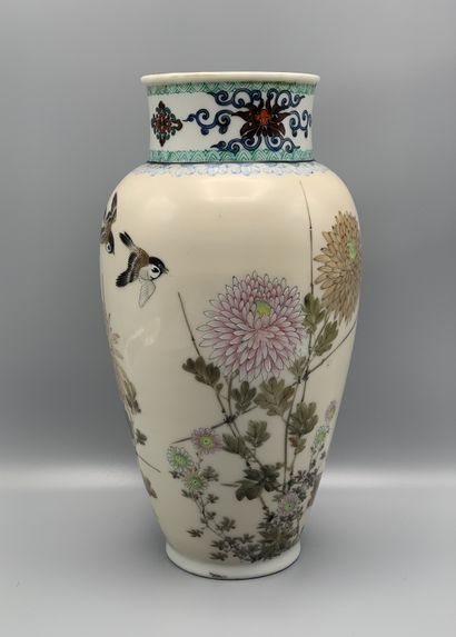 Vase en porcelaine de Chine à décor polychrome...