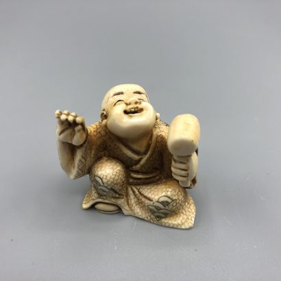 Netsuke en ivoire sculpté représentant un...