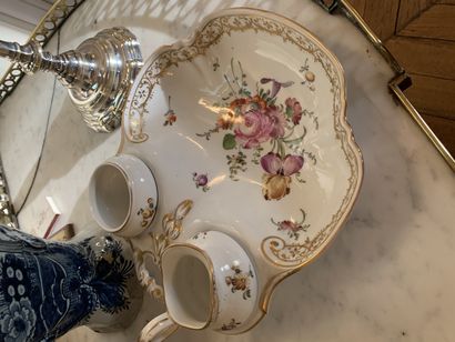 Nécessaire de forme coquille en porcelaine...