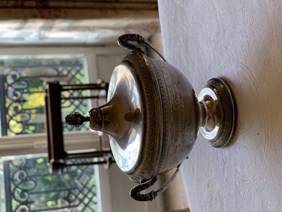 Petit sucrier couvert en argent à décor de...