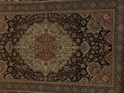 Tapis à grande rosace centrale sur fond marine...