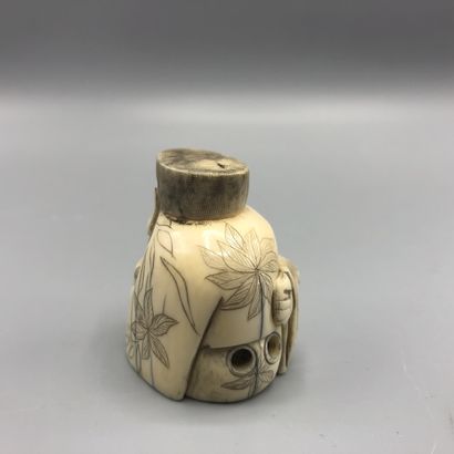 Netsuke en ivoire sculpté représentant un...