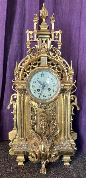 Grande pendule en régule à pâtine dorée,...