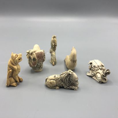 6 netsukés en ivoire sculpté et traces de...