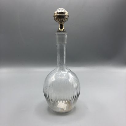 Carafon en verre soufflé taillé à décor de...