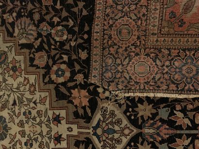 Tapis à grande rosace centrale sur fond marine...