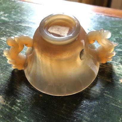 Coupelle en agate fumée évidée et évasée,...