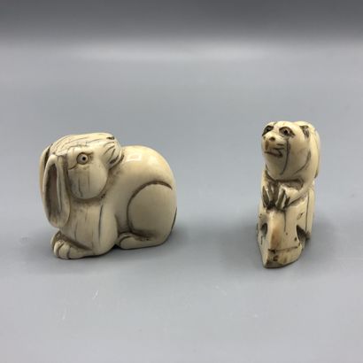 2 netsuke en ivoire sculpté représentant...