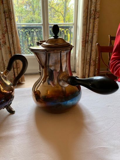 Deux verseuses en métal argenté (cafetière...