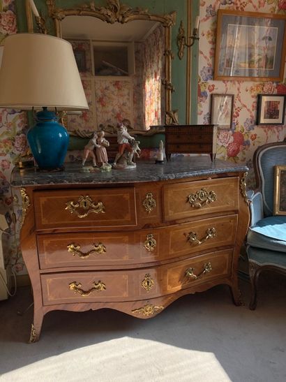 Commode de forme mouvementée en bois de placage...
