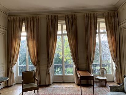 Trois paires de rideaux du grand salon à...