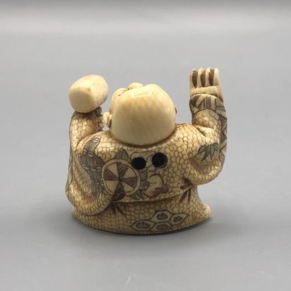 Netsuke en ivoire sculpté représentant un...